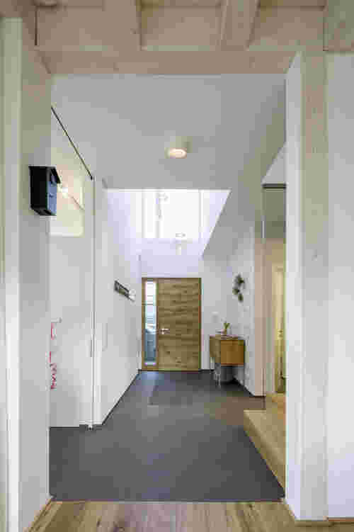Heller Eingangsbereich im Bauhausstil