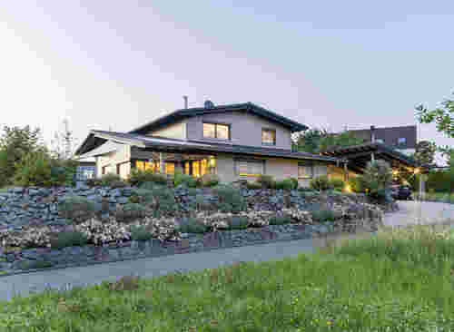Landhaus mit Steingarten und außergewöhnlicherDachkonstruktion