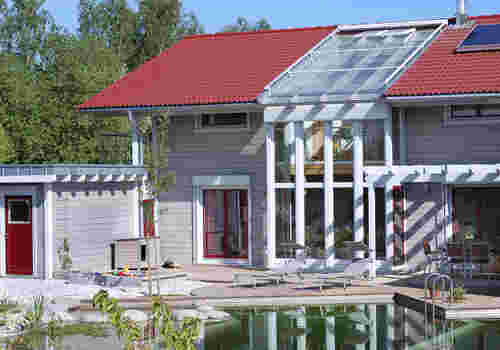 Naturhaus mit Pool und Sonnenliegen in Nahansicht