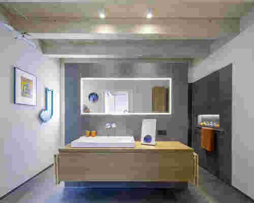 Badezimmer im Bauhausstil mit Farbakzenten