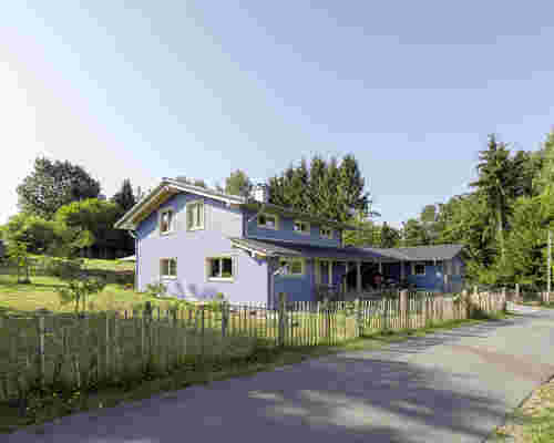 Naturhaus + Nebengebäude im Grünen