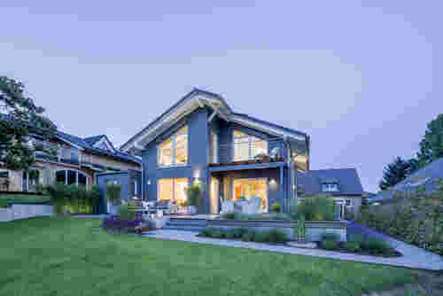 Blaues Landhaus mit Außenbeleuchtung
