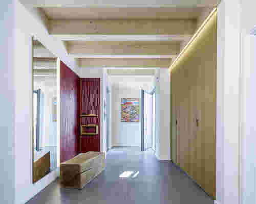 Eingangsbereich im Bauhausstil mit Farbakzent