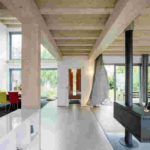 Bauhausstil exklusiv - heller Wohnbereich mit Holzdecke