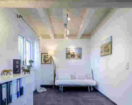 Naturhaus - helles Zimmer mit weißem Sofa und Kommode