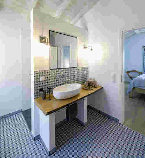 Naturhaus - Badezimmer mit gemusterten Fliesen