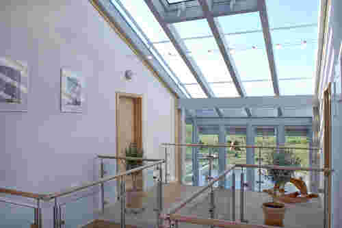 Naturhaus - Dachgeschoss unter Glasdach mit Fensterfront 